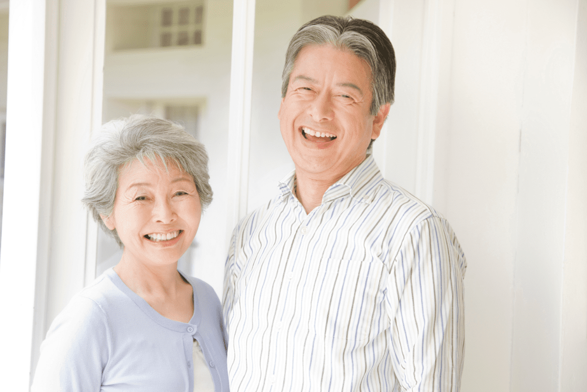 笑顔の高齢者夫婦
