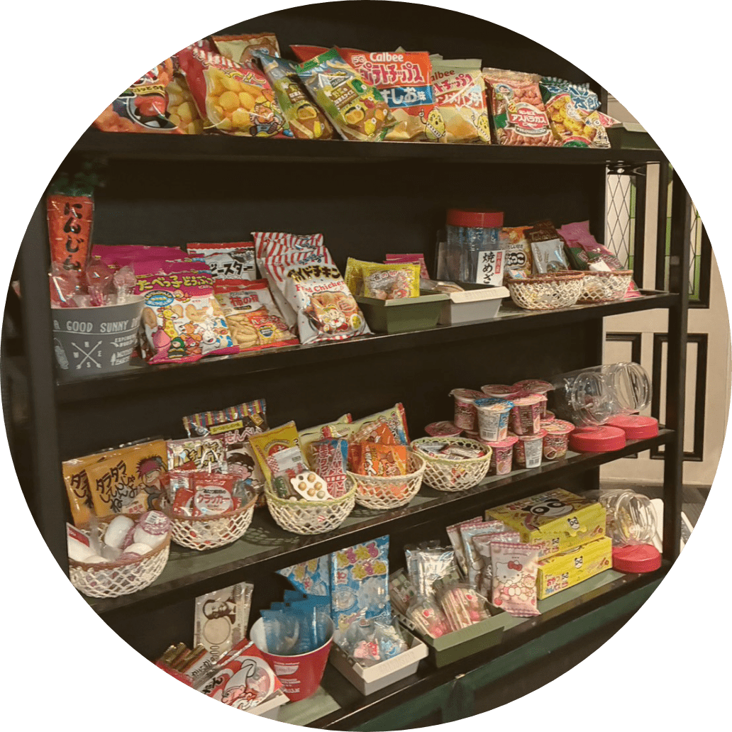 駄菓子バーshare店内の駄菓子エリア