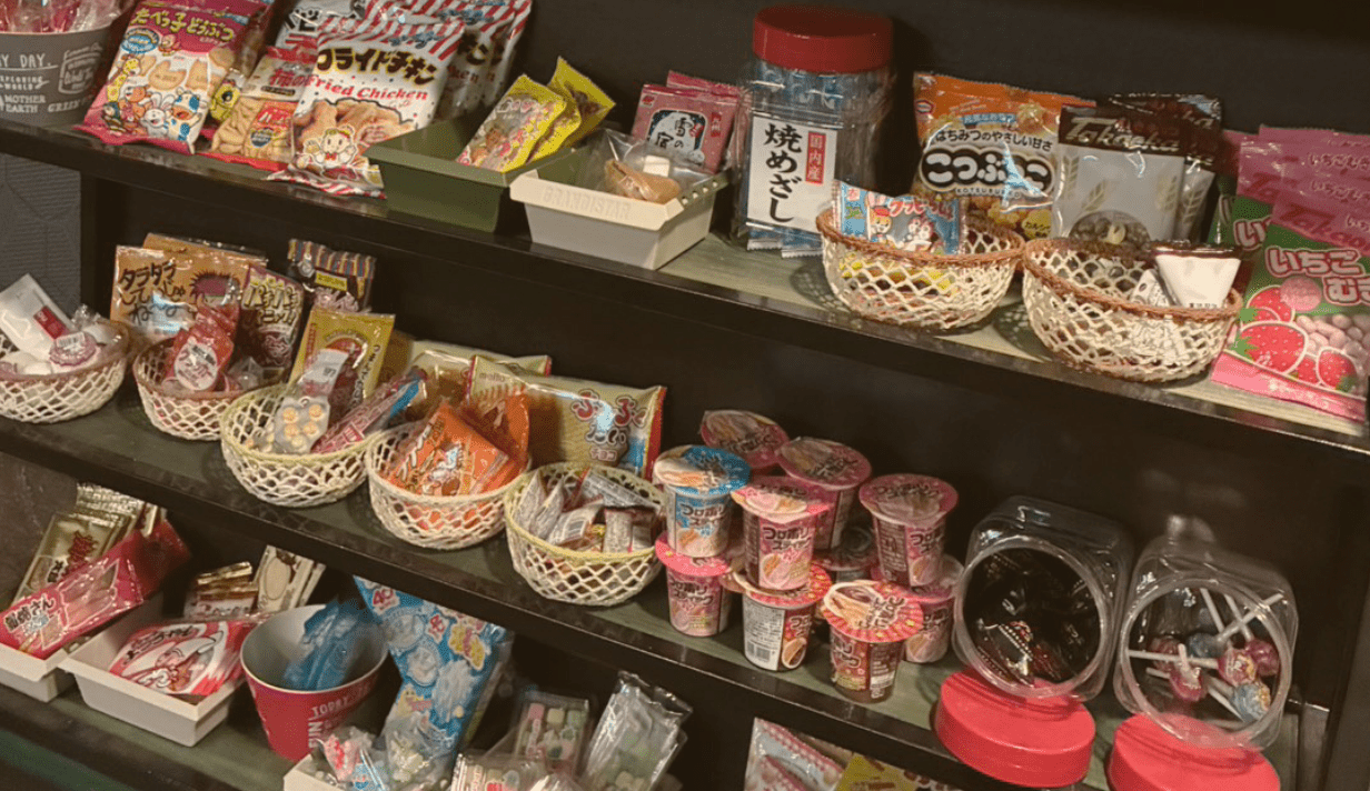 駄菓子バーshare店内の駄菓子