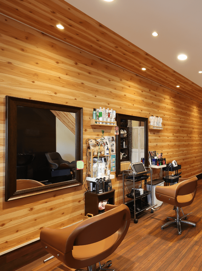 CUORE+mo'hair木目調の温かみのある店内